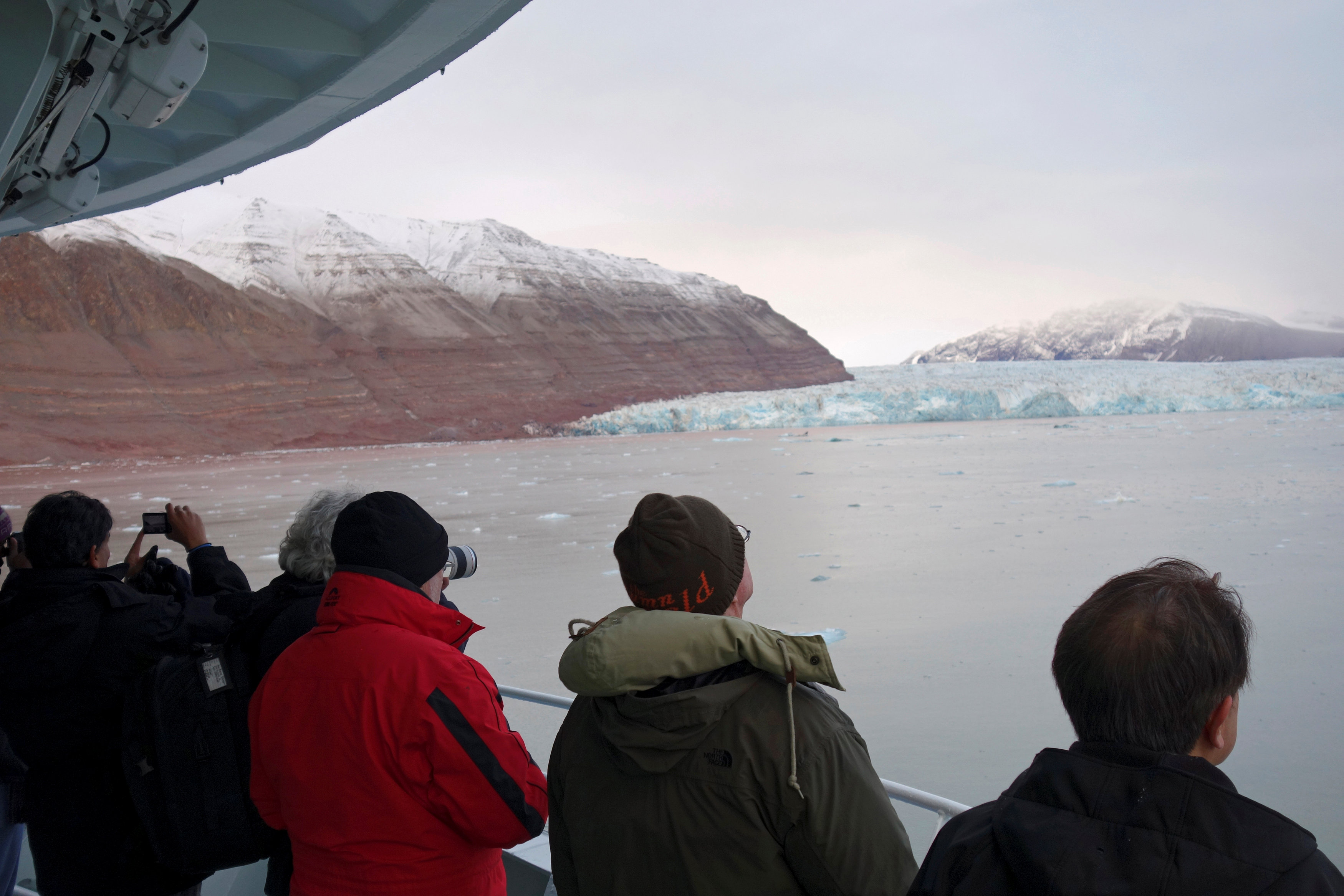 Visitors take pictures of a glacier in the Kongsfjorden fjord from onboard the Polarsyssel, the ship of the Governor of Svalbard, in the Arctic archipelago of Svalbard, Norway, September 20, 2016. Picture taken September 20, 2016. (Gwladys Fouche / Reuters)