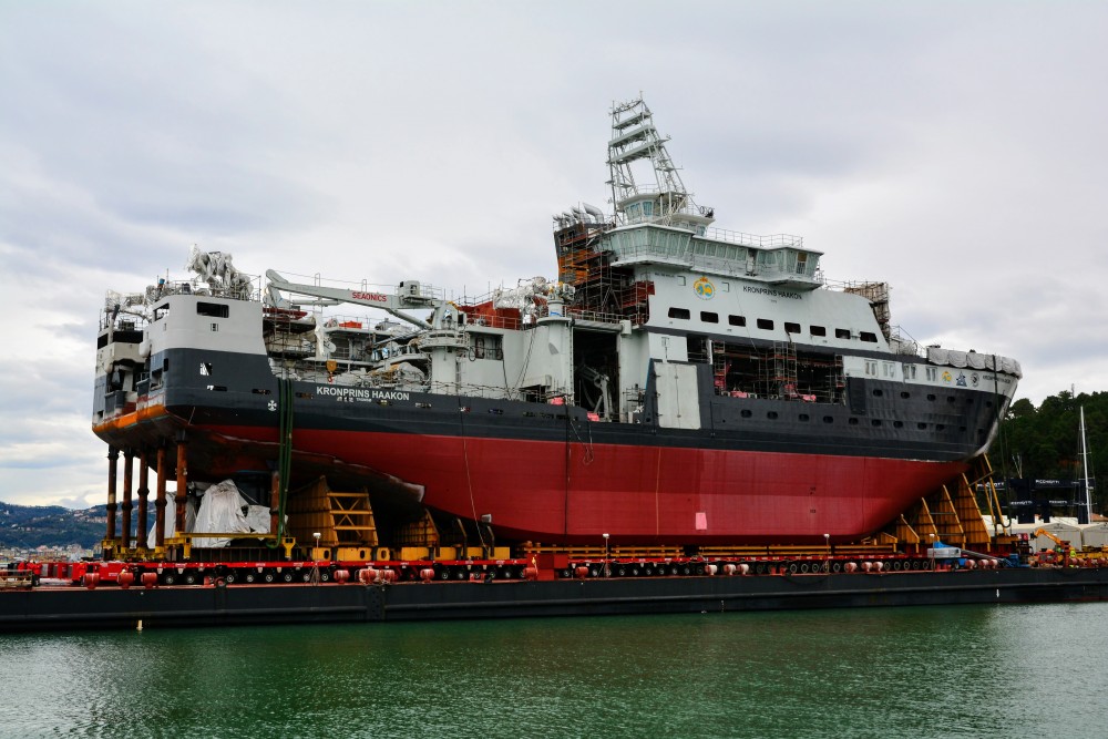 The 100-meter-long, 8,000 ton Kronprins Haakon is now at the floating dock in Genoa, Italy. (Øystein Mikelborg / Norwegian Polar Institute via The Independent Barents Observer)