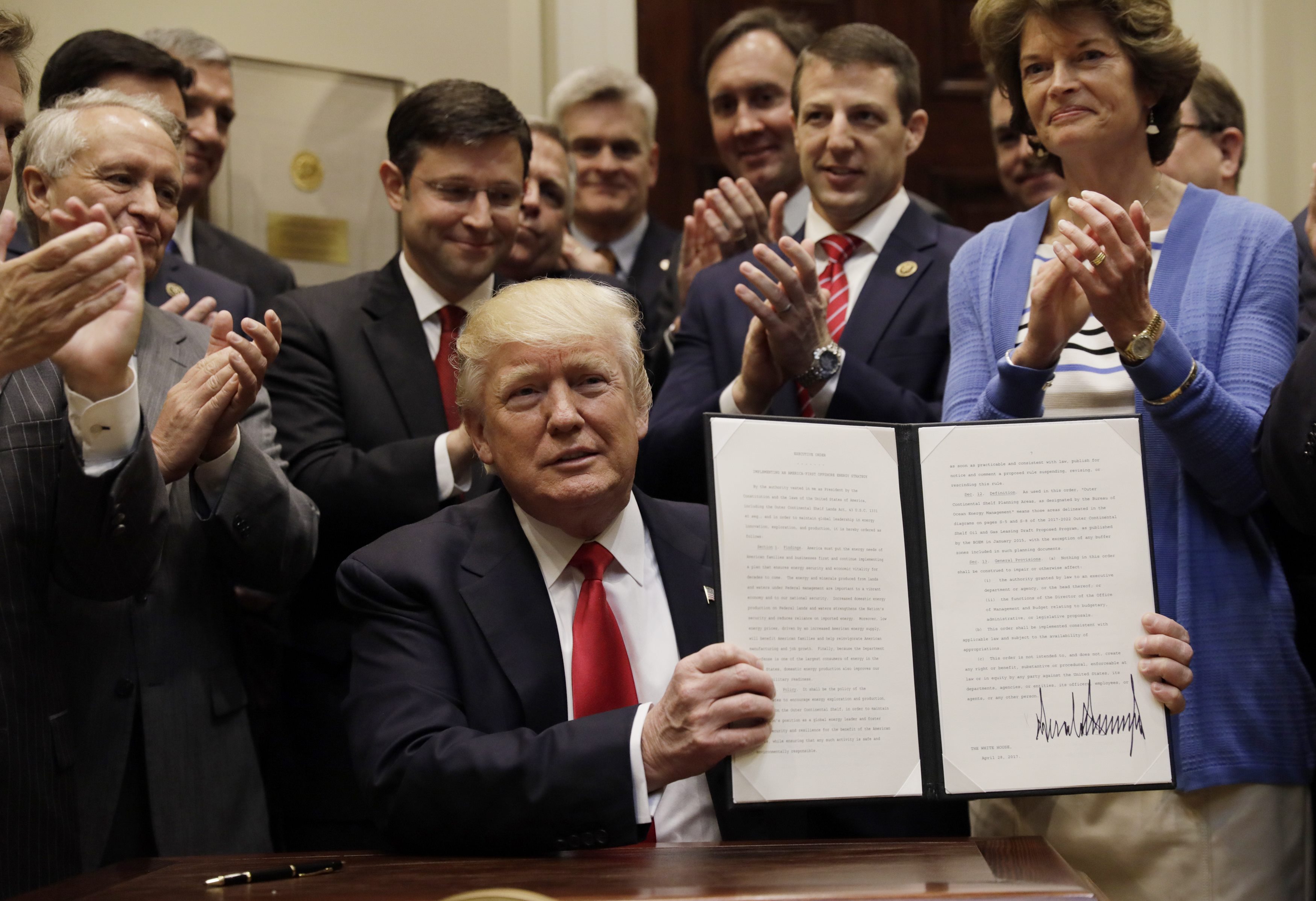 U.S. President Donald Trump displays an Executive Order on "Offshore Energy Strategy" at the White House, April 28, 2017. (Kevin Lamarque / Reuters)