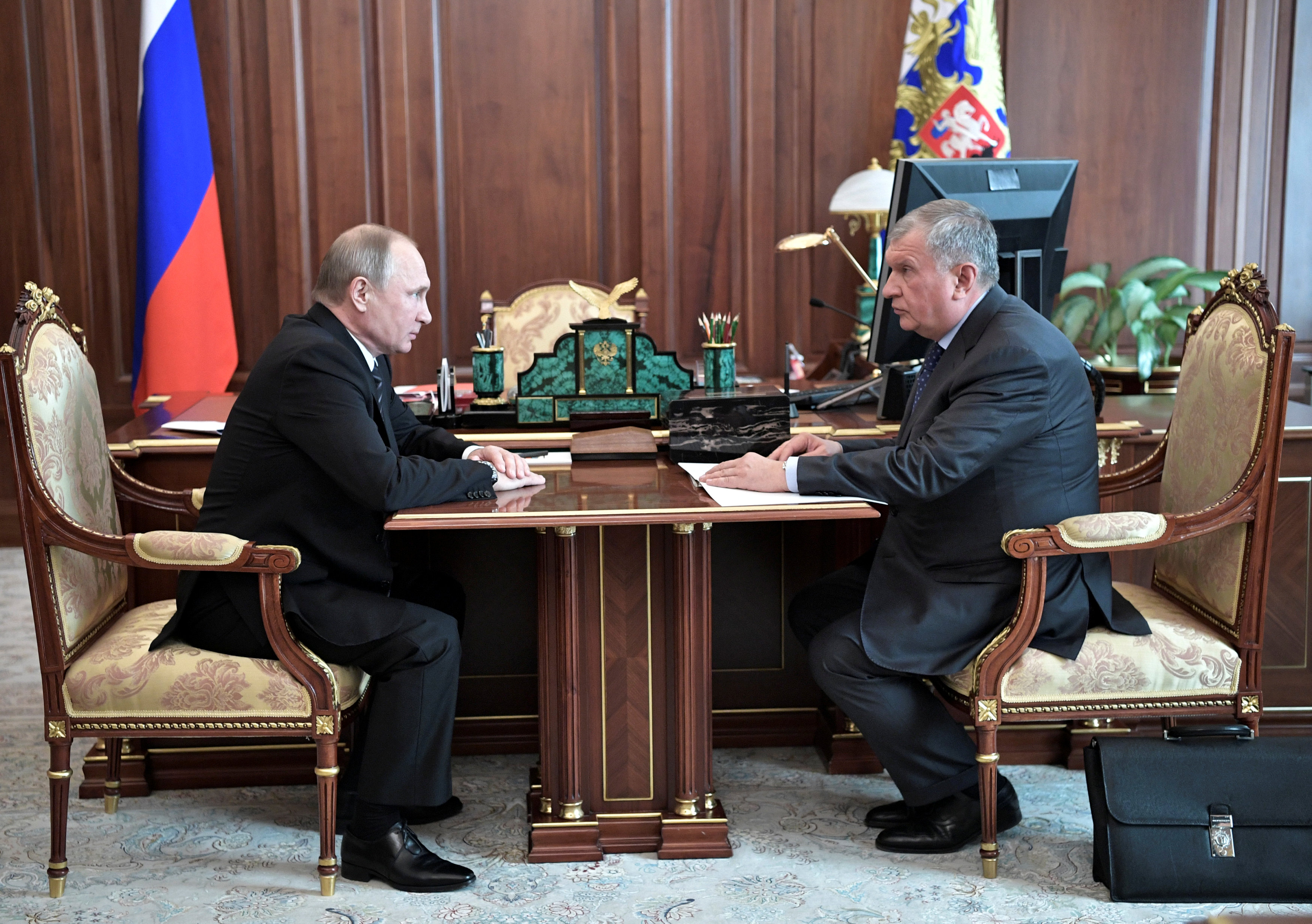 Russian President Vladimir Putin meets with Rosneft Chief Executive Igor Sechin at the Kremlin in Moscow, Russia, June 20, 2017. Sputnik/Alexei Nikolsky/Kremlin via REUTERS ATTENTION EDITORS - THIS IMAGE WAS PROVIDED BY A THIRD PARTY.