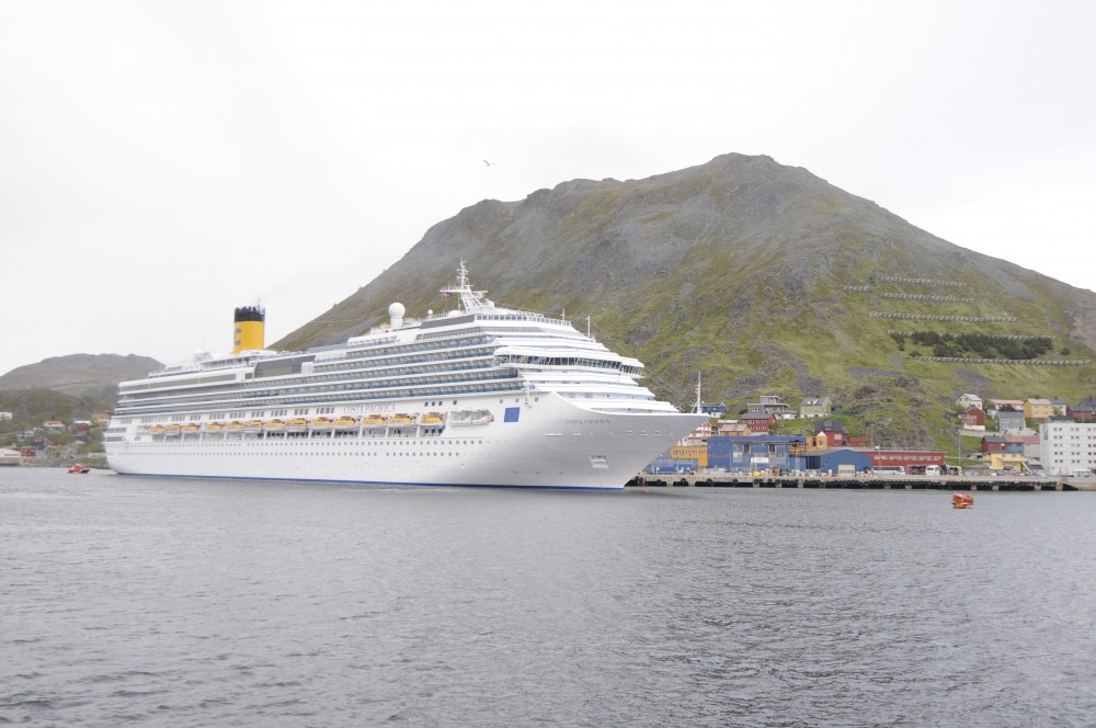«Costa Pacifica» makes port call to Honningsvåg on Norway’s Barents Sea coast. The vessel takes up to 3,780 passengers and has a crew of 1,100. (Thomas Nilsen /  he Independent Barents Observer)