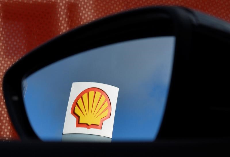 A Shell logo is seen reflected in a car's side mirror at a petrol station in west London, Britain, January 29, 2015. REUTERS/Toby Melville/File Photo