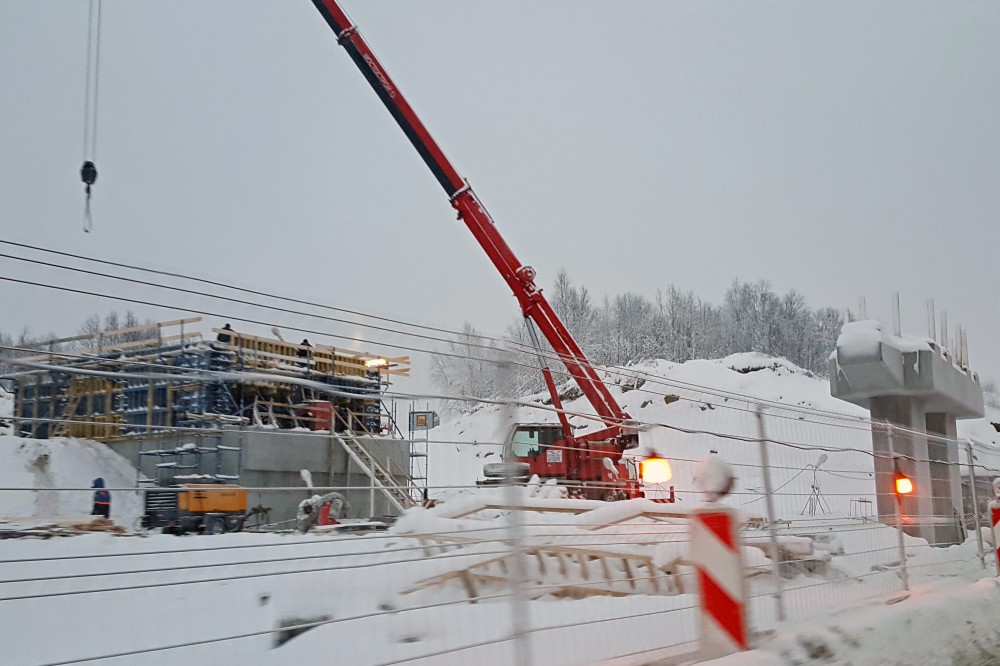 Construction of the new railway bridge over E105 at Lavna on the west side of the Kola Bay. (Thomas Nilsen / The Independent Barents Observer)