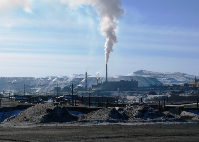 Kola GMKs briquetting plant in Zapolyarny on the Kola Peninsula. (Thomas Nilsen / The Independent Barents Observer)