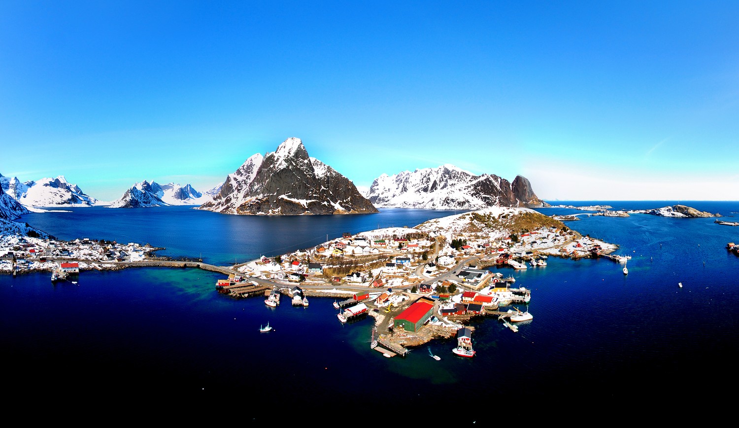 The town of Reine on the island of Moskenesøya. (Making View / Visit Norway)