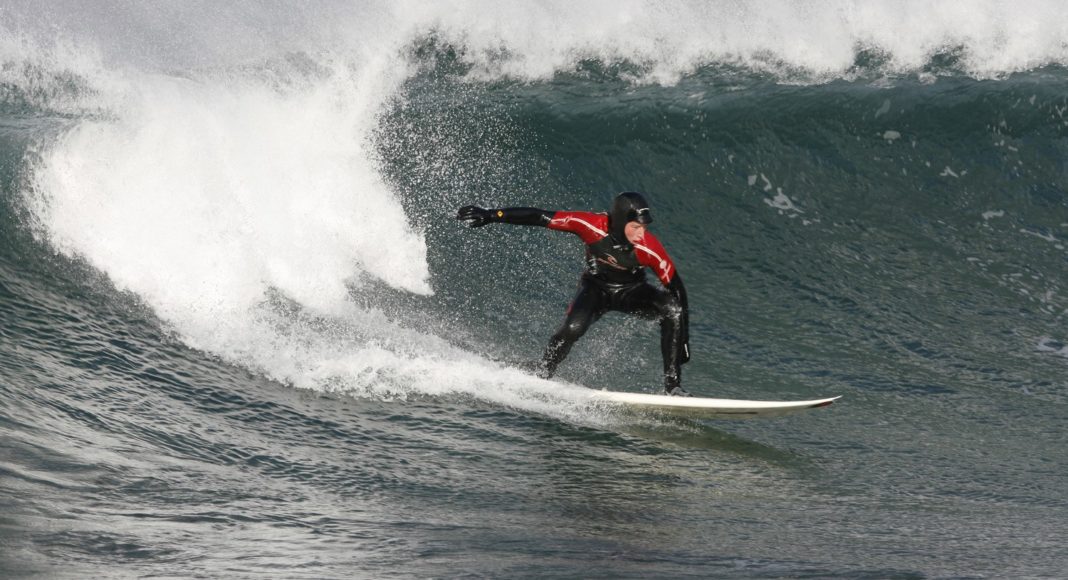 Winter brings the best swells, though only suitable for advanced surfers. (Nils-Erik Bjørholt / Visitnorway.com)