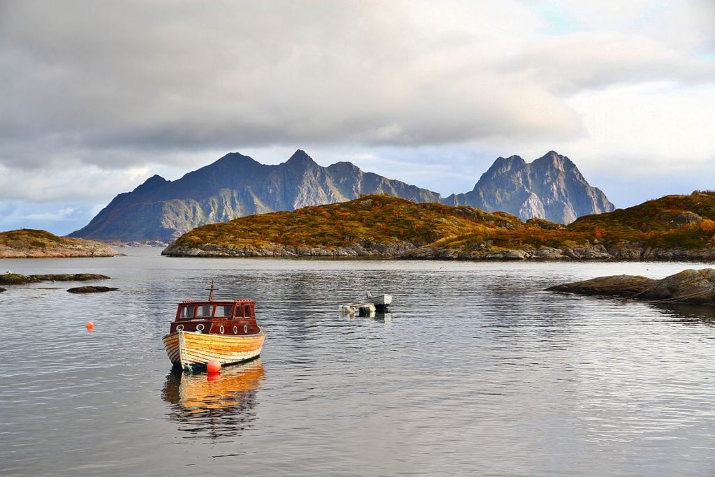 A view of Litlmolla, in the Lofoten archipelago in Norway, reveals a scenery not commonly associated with the Arctic. (Ximonic, Simo Räsänen / CC 3.0 via Wikimedia Commons)