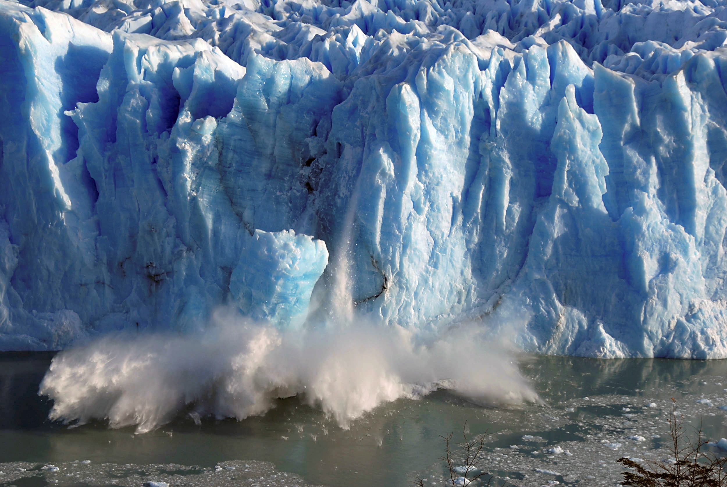 Самую большую площадь занимают ледники. Таяние ледников в Антарктиде. Таяние ледников Антарктиды 1979-2020. Таяние ледников в Арктике. Таяние ледников глобальное потепление.