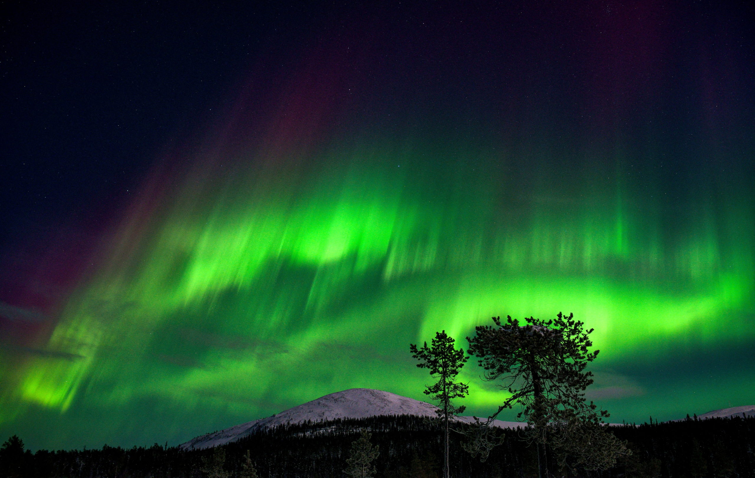 the northern lights by 'particles the Sun'? Not exactly -