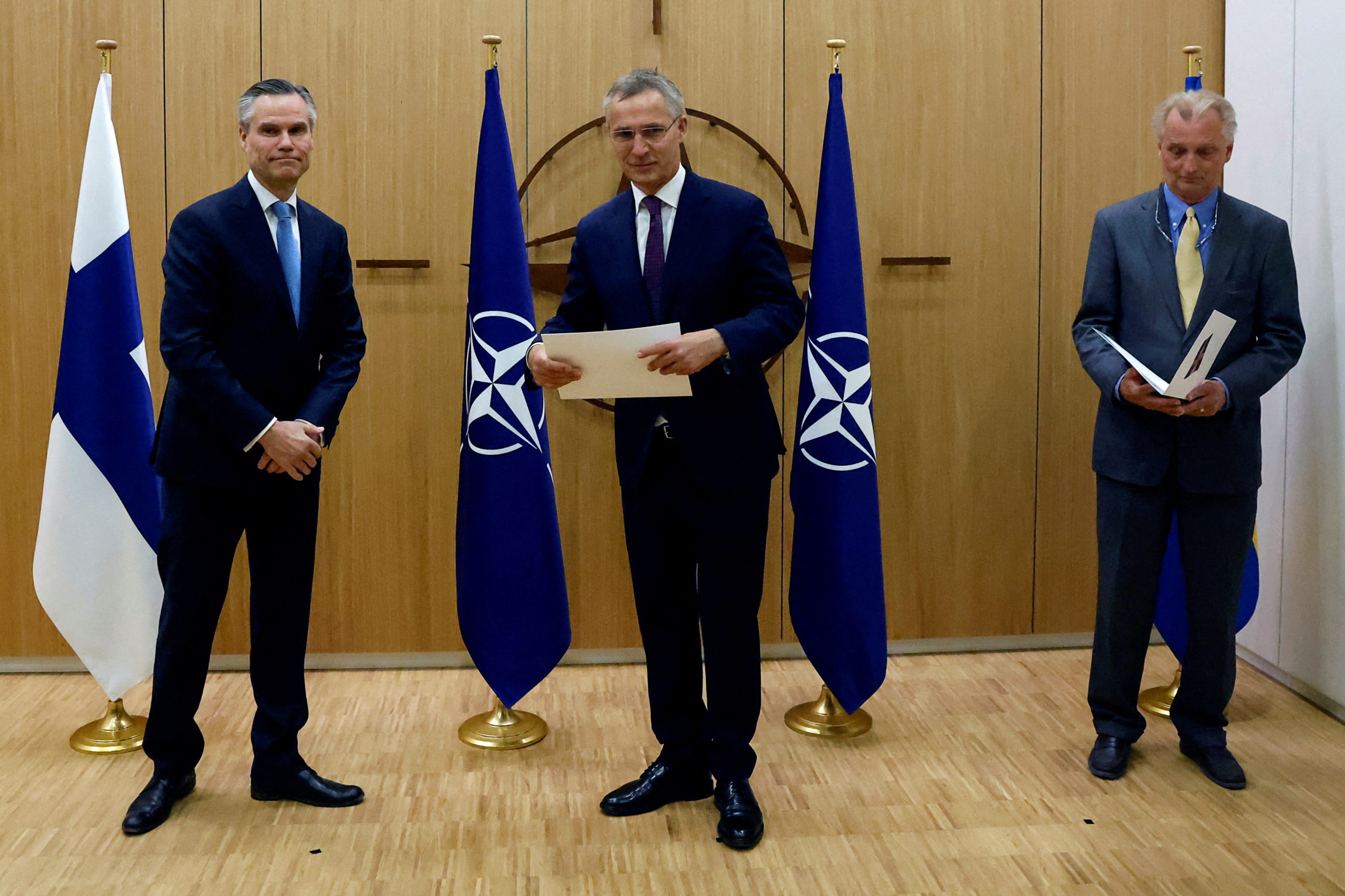 Швеция в нато официально. Швеция в НАТО. Министр обороны Финляндии генеральный секретарь НАТО Столтенберг. Эрдоган и Столтенберг. Швеция и Финляндия вступление в НАТО.